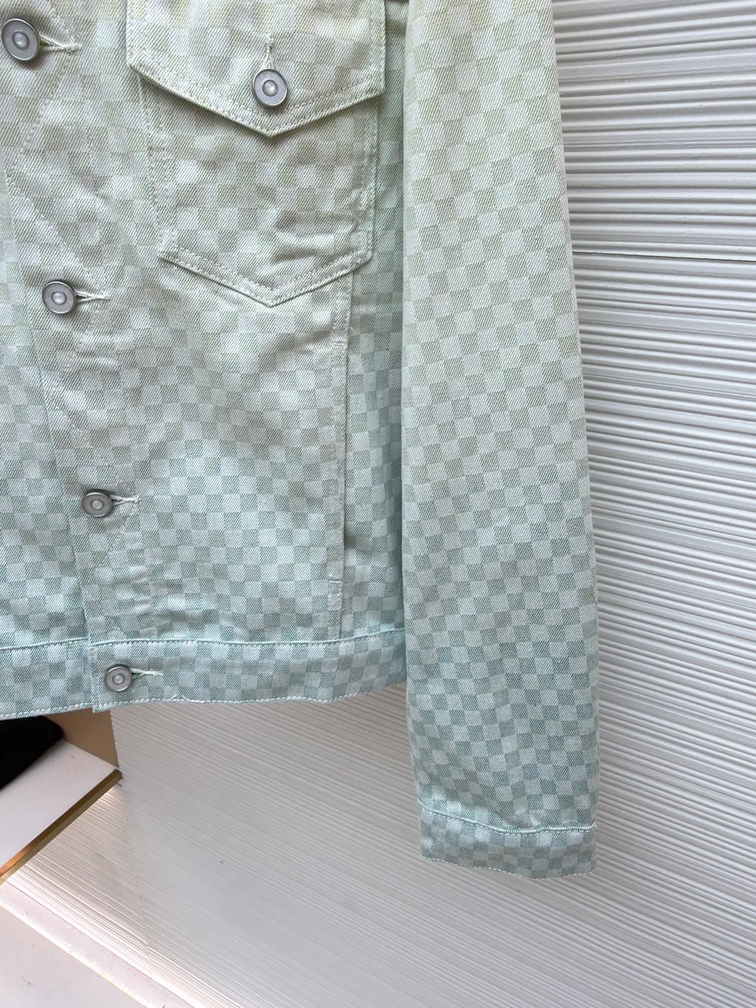 LOUIS VUITTON gradient jacquard denim jacket ●Authentic product: 25300 purchased and developed ●Item number: 1680990-C10 ●Fabric: denim fabric ●Technology: jacquard texture ●Version: fitted version ●Size: 44-46-48-50-52 ●Weight: about 955 grams ●Description: YB purchased the pattern, using customized cotton fabric, the fabric is comfortable, soft, skin-friendly and breathable. The whole body is decorated with jacquard texture to show an elegant gradient, the chest is decorated with button flap pockets, pearlescent metal denim buttons, and the nubuck leather label is placed on the back. The pearlescent metal buttons highlight the Dandy style. The waist is equipped with an adjustable strap, which can be matched with many types of clothing to create a fashionable look. The overall line is straight and delicate, the fabric is comfortable and soft, and the color is consistent without color difference. It can be matched with the same style to create a fashionable look and control various occasions. Customized accessories, complete three labels, the same style for men and women!
